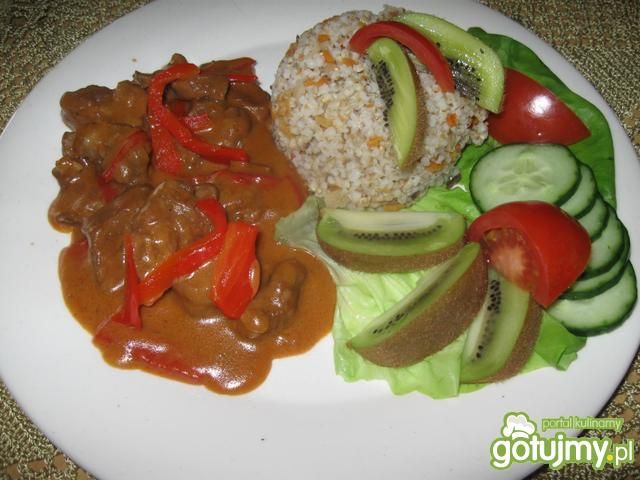 Gulasz pikantny z papryką z biodrówki.