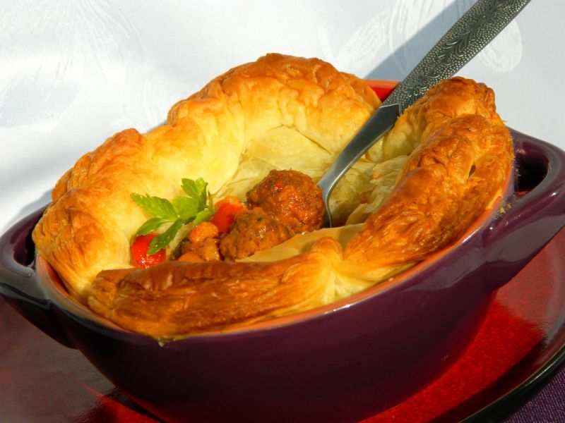 Gulasz pod pierzynką z ciasta francuskiego