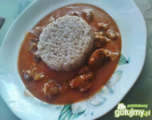 Gulasz pomidorowy z łopatki