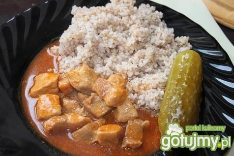 Gulasz schabowy z kaszą i ogórkiem