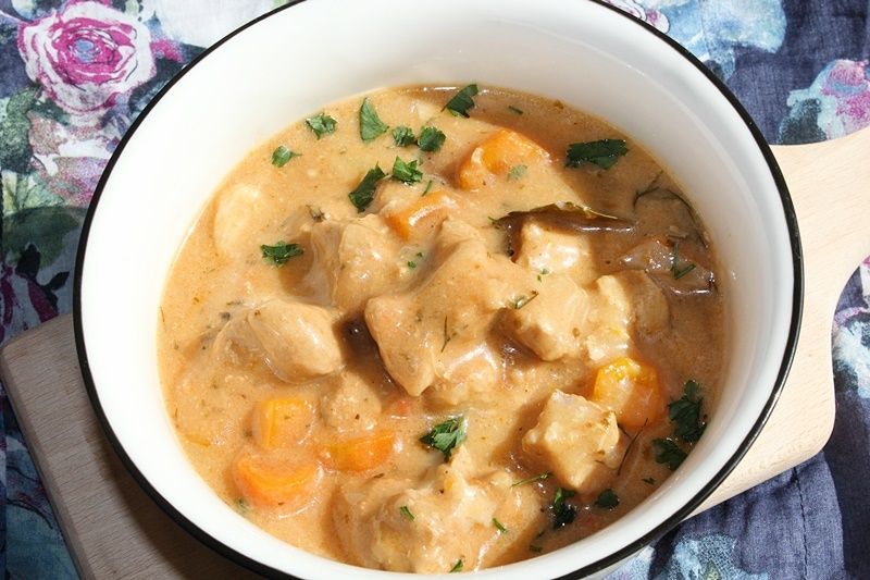 Gulasz w delikatnym sosie śmietanowo-pomidorowym