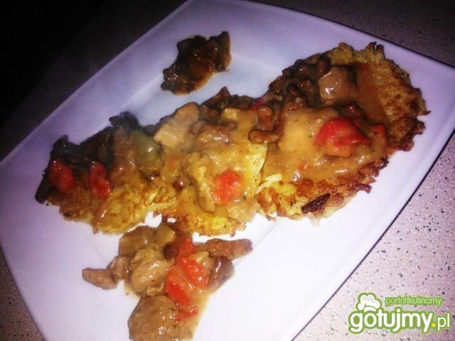 Gulasz w wieprzowiną, kurkami i papryką