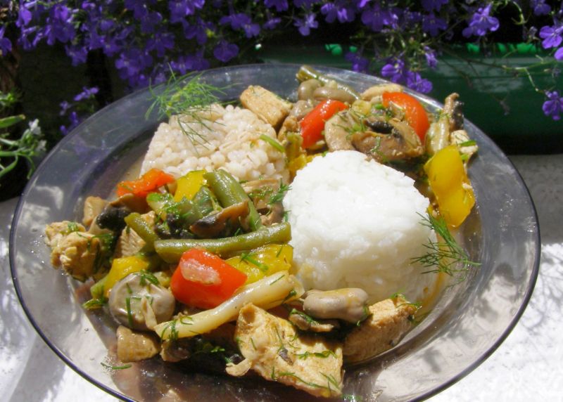 Gulasz warzywny z drobiem, ryżem i kaszą