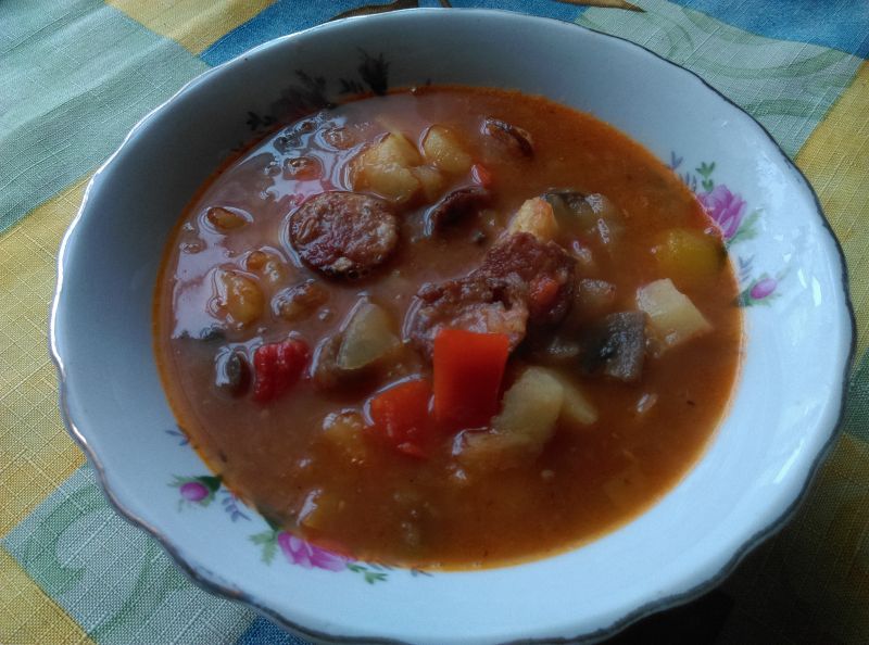 Gulasz warzywny z kiełbasą Gulasz warzywny z kiełbasą