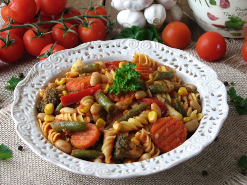 Gulasz warzywny z makaronem