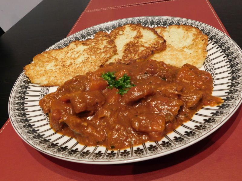 Gulasz węgierski na czerwonym winie