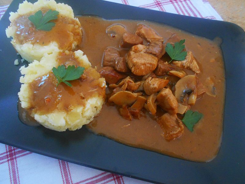 Gulasz wieprzowo-drobiowy z pieczarkami Gulasz wieprzowo-drobiowy z pieczarkami