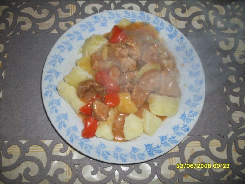Gulasz wieprzowo - paprykowy  Gulasz wieprzowo - paprykowy