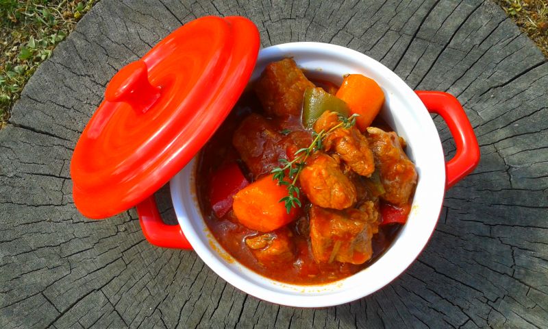 Gulasz wieprzowy na czerwonym winie a`la Igraszki