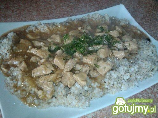 Gulasz wieprzowy na kaszy jęczmiennej