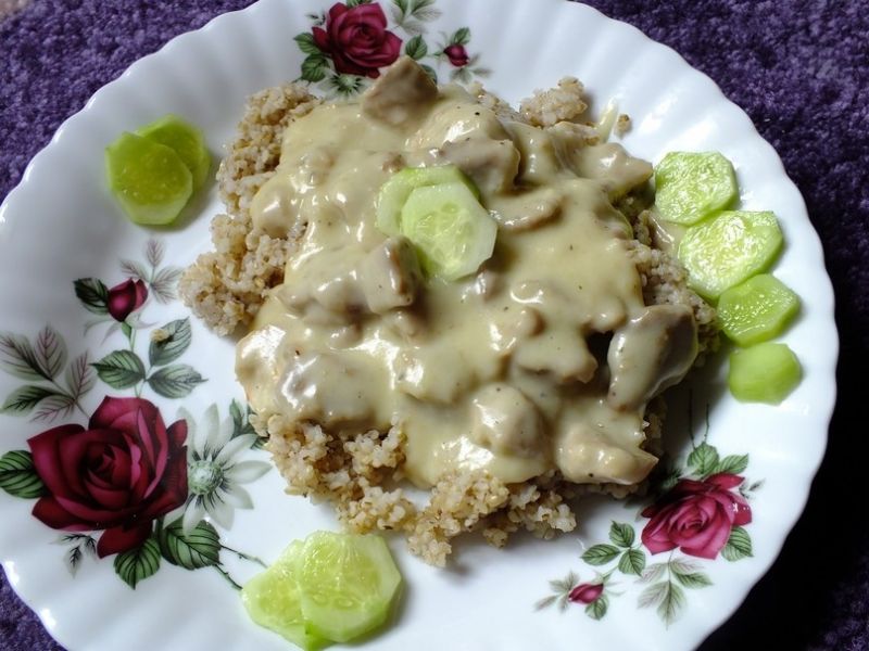 Gulasz wieprzowy podany z kaszą 