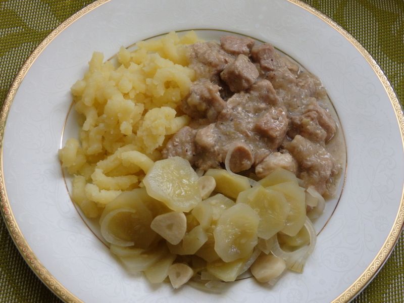 Gulasz wieprzowy z cebulą