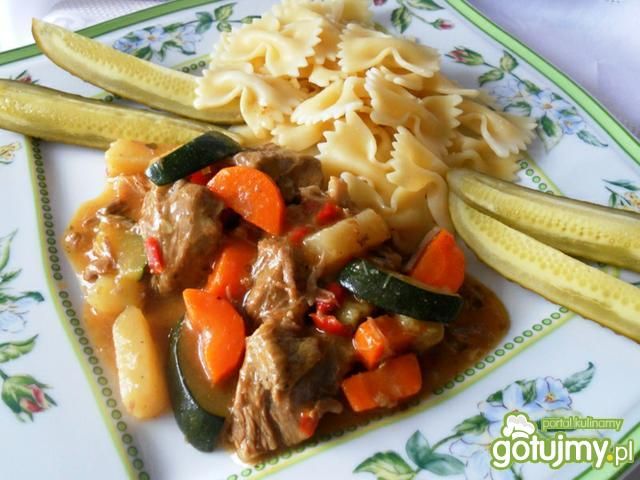Gulasz wieprzowy z cukinią i kalarepą Gulasz wieprzowy z cukinią i kalarepą