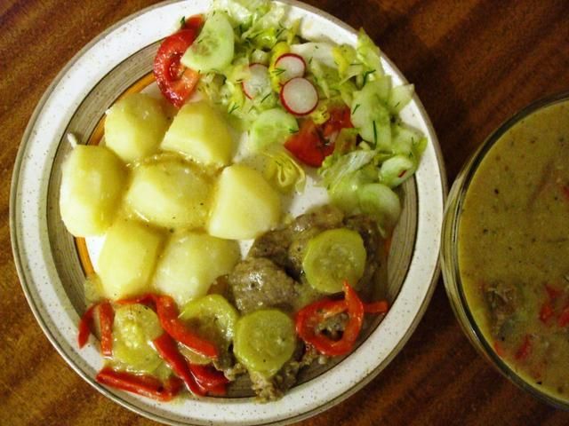 Gulasz wieprzowy z cukinia i papryka