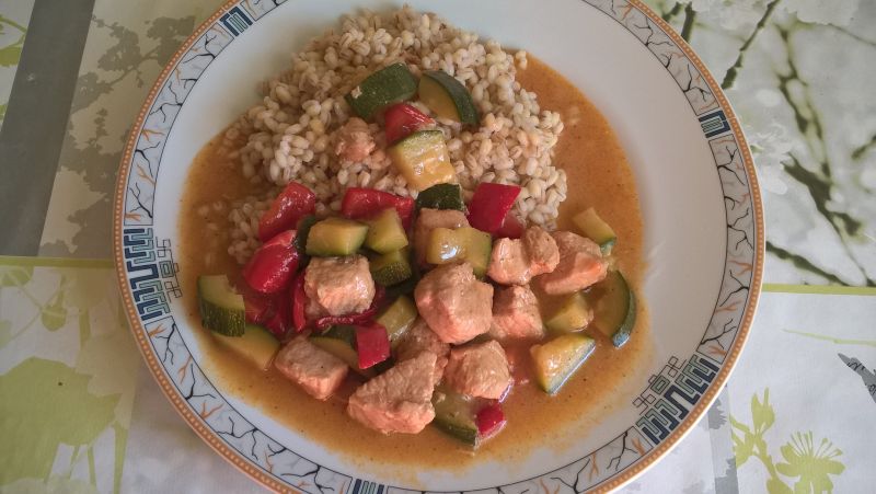 Gulasz wieprzowy z cukinią i papryką