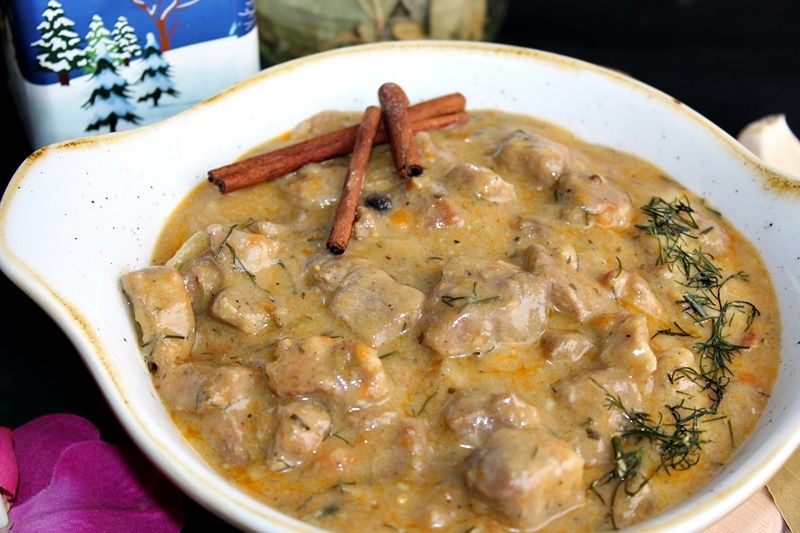 Gulasz wieprzowy z cynamonem Gulasz wieprzowy z cynamonem