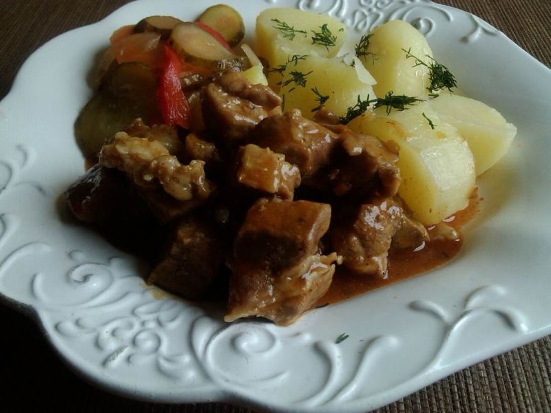 Gulasz wieprzowy z czubricą 