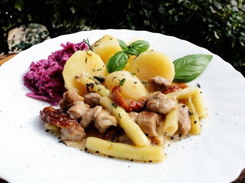 Gulasz wieprzowy z fasolką szparagową i suszonymi