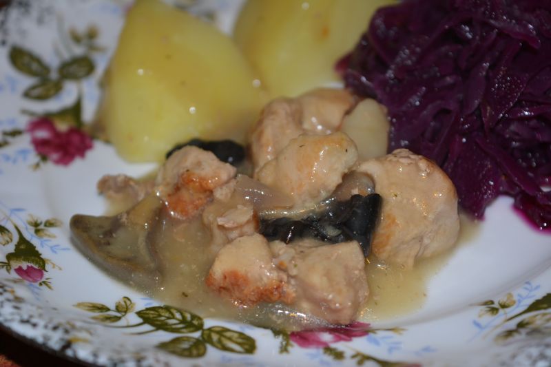 Gulasz wieprzowy z grzybami suszonymi Gulasz wieprzowy z grzybami suszonymi