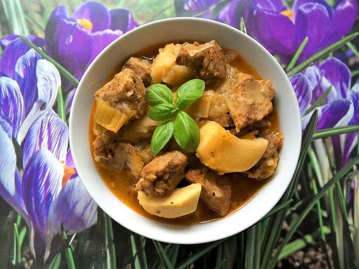 Gulasz wieprzowy z jabłkiem