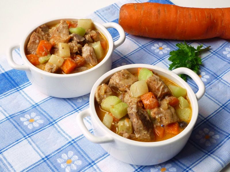 Gulasz wieprzowy z kalarepką i marchewką