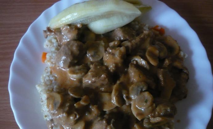 Gulasz wieprzowy z kaszą 