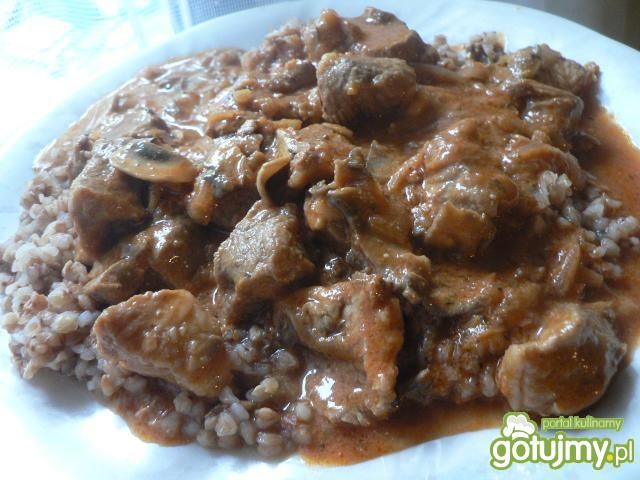 Gulasz wieprzowy z kaszą gryczaną 