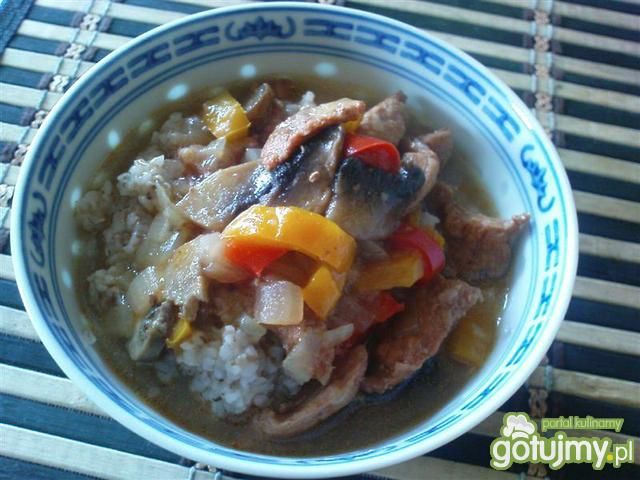 Gulasz wieprzowy z kaszą jęczmienną