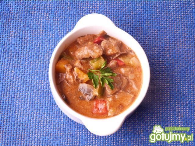 Gulasz wieprzowy z kiszonymi ogórkami Gulasz wieprzowy z kiszonymi ogórkami