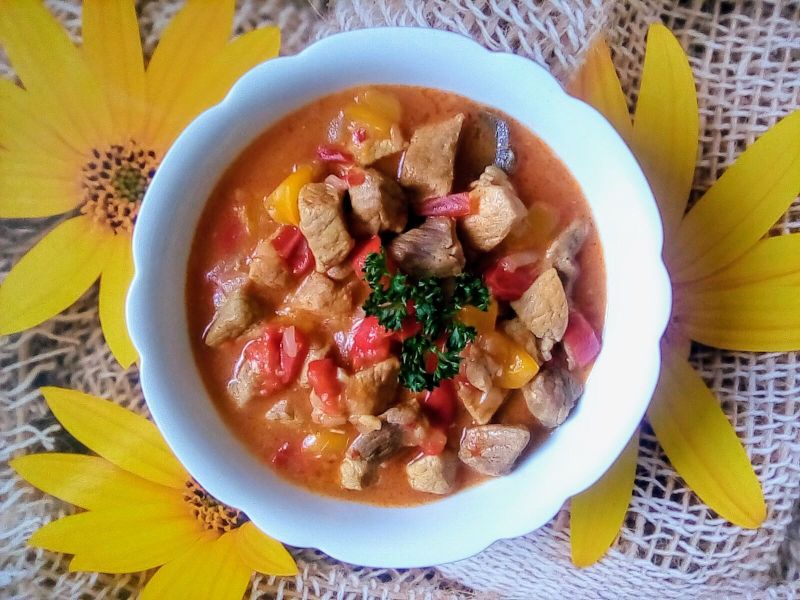 Gulasz wieprzowy z kolorowymi paprykami