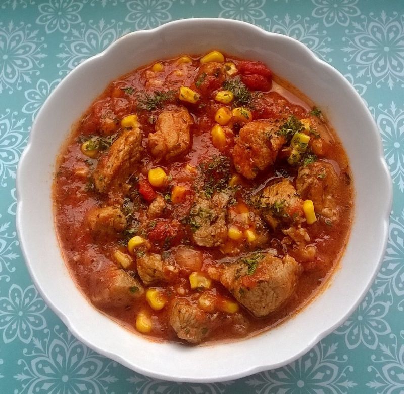 Gulasz wieprzowy z kukurydzą i pomidorami