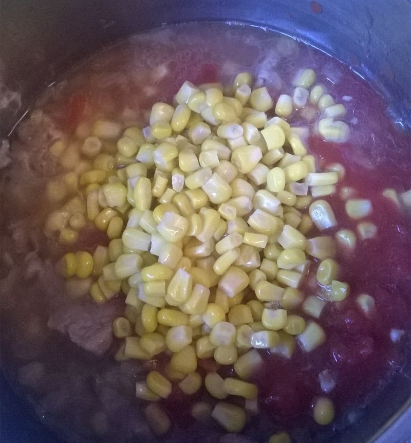 Gulasz wieprzowy z kukurydzą i pomidorami