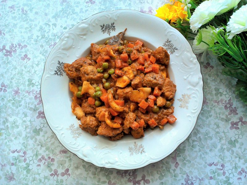 Gulasz wieprzowy z mrożonką i suszonymi jabłkami  Gulasz wieprzowy z mrożonką i suszonymi jabłkami