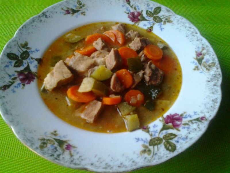 Gulasz wieprzowy z ogórkiem Gulasz wieprzowy z ogórkiem