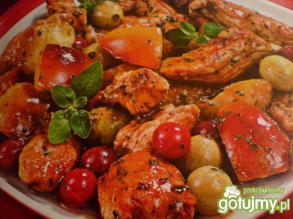 Gulasz wieprzowy z owocami.