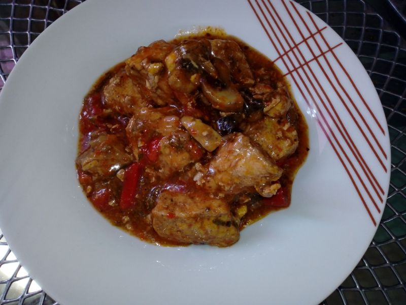 Gulasz wieprzowy z papryką i pieczarkami