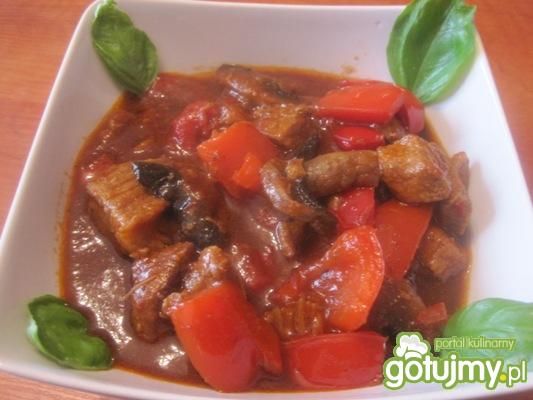 Gulasz wieprzowy z papryką i pieczarkami