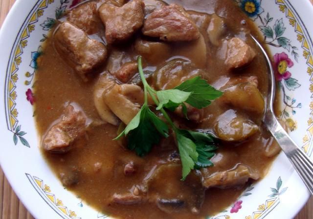 Gulasz wieprzowy z pieczarkami 