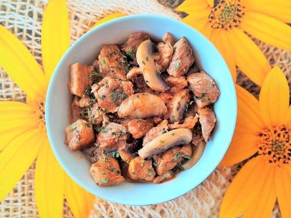Gulasz wieprzowy z pieczarkami  Gulasz wieprzowy z pieczarkami