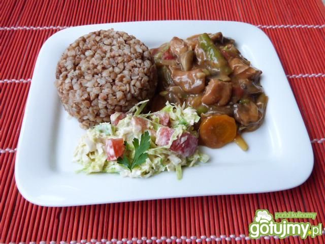 Gulasz wieprzowy z pieczarkami i fasolką