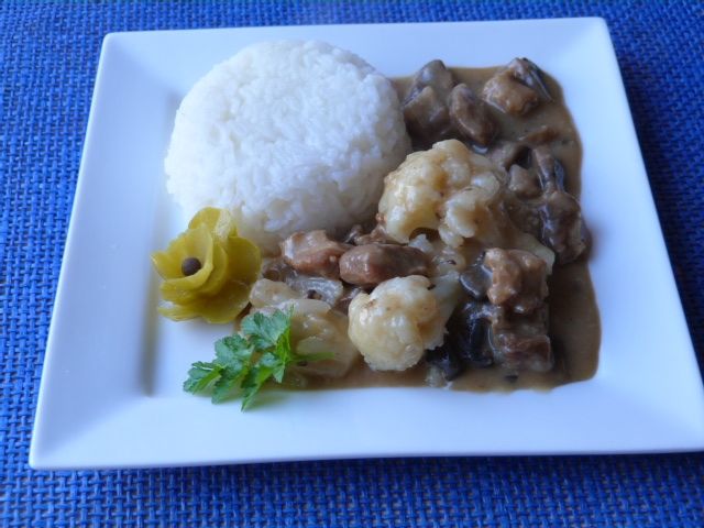 Gulasz wieprzowy z pieczarkami i kalafiorem