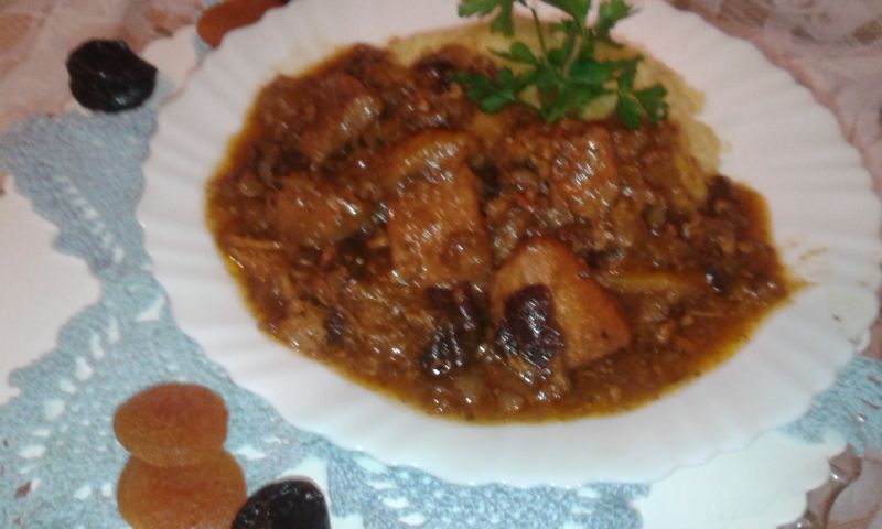 Gulasz wieprzowy z suszonymi śliwkami i morelami 