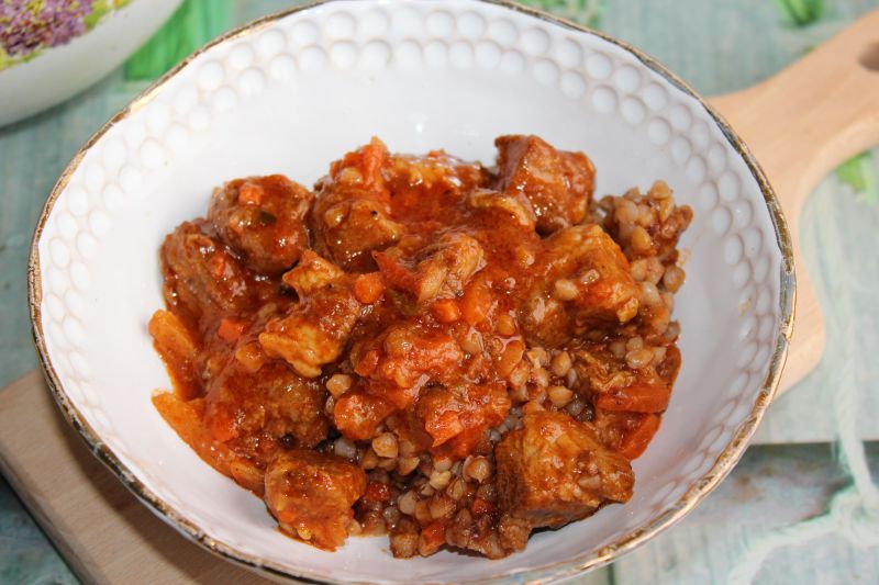 Gulasz wieprzowy z warzywami w sosie pomidorowym