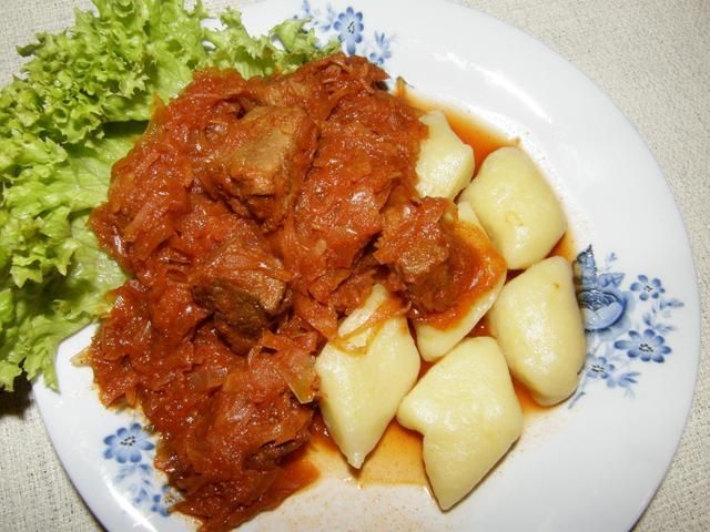 Gulasz wołowy na kiszonej kapuście Gulasz wołowy na kiszonej kapuście