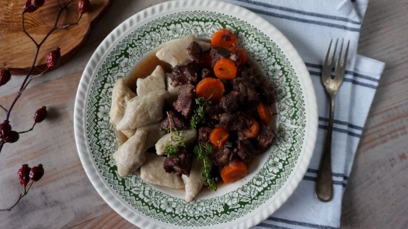 Gulasz wołowy na winie z marchewką