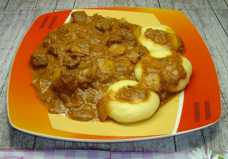 Gulasz wołowy z białą kapustą