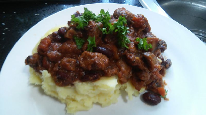 Gulasz wołowy z czerwoną fasolką