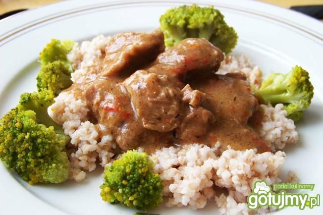 Gulasz wołowy z czerwonym winem