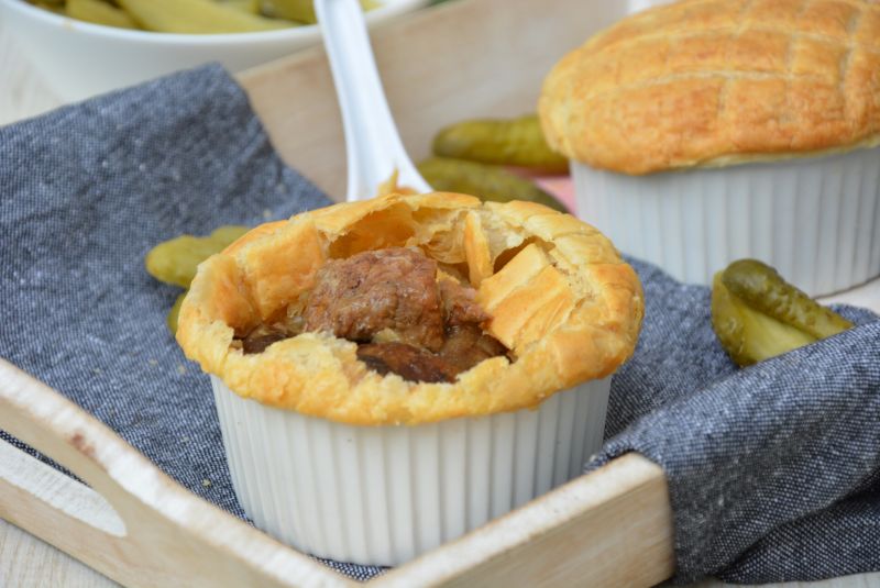 Gulasz wołowy z grzybami pod ciastem francuskim 