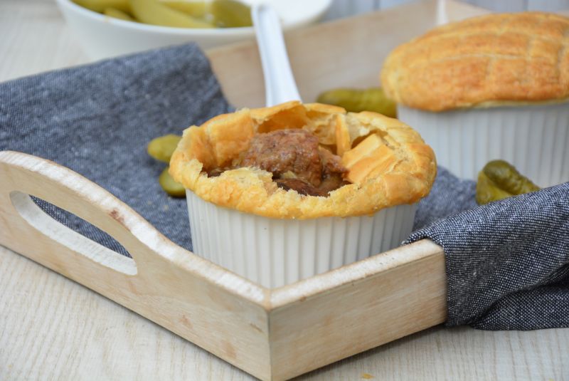 Gulasz wołowy z grzybami pod ciastem francuskim 